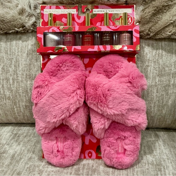 Other - ✨💎NWT💎✨ HOUSE SHOE AND NAIL POLISH SET !  GREAT GIFT!  Size M